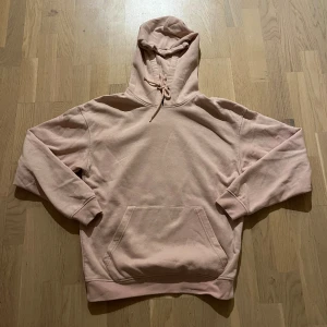 Rosa huvtröja  - Rosa huvtröja i fint skick har dock en fläck på framsidan 