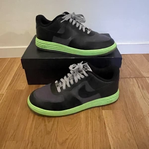 Nike Lunar Force 1 - Knappt använda med originalbox.