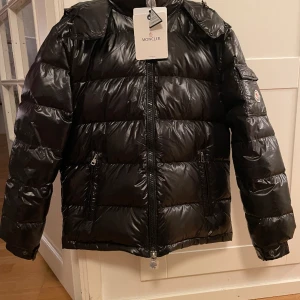 Moncler maya - Säljer min helt nya moncler jacka st 1 S/M, Svart. Kan skickas mot fraktkostnad 