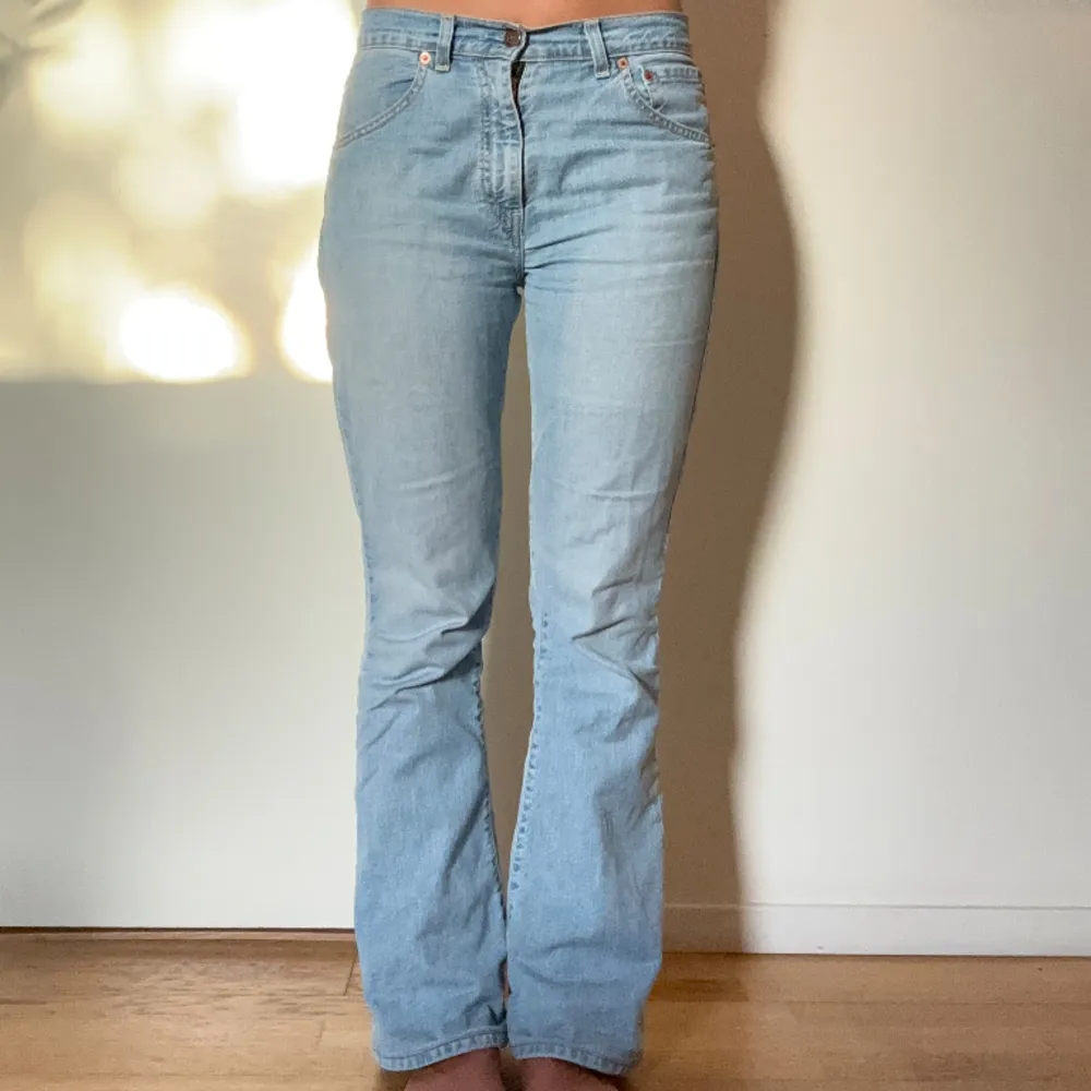 Såå snygga levisjeans🤍 Jag är ca 1.70 lång och brukar ha 36/38 i byxor för referens🤍. Jeans & Byxor.