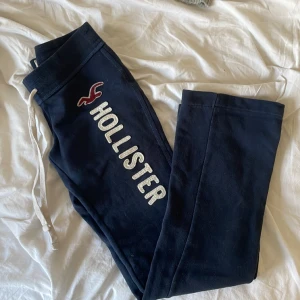 Lågmidjade bootcut mjukisbyxor - Lågmidjade bootcut mjukisbyxor från Hollsister. Snyggaste mjukisbyxorna😍😍 storlek xs