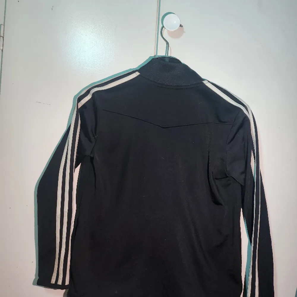 En adidas tröja storlek 140. Tröjan är snygg. Hoodies.