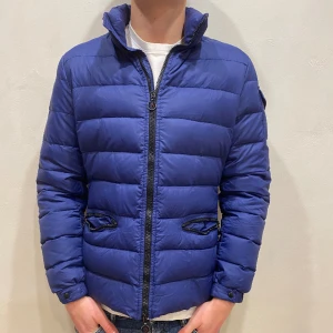 Moncler Jacka  - Hej! Säljer nu min Jacka från märket moncler , Storlek M ( dam ) fint skick. Tveka inte på att höra av dig om du har frågor eller funderingar kring varan! 