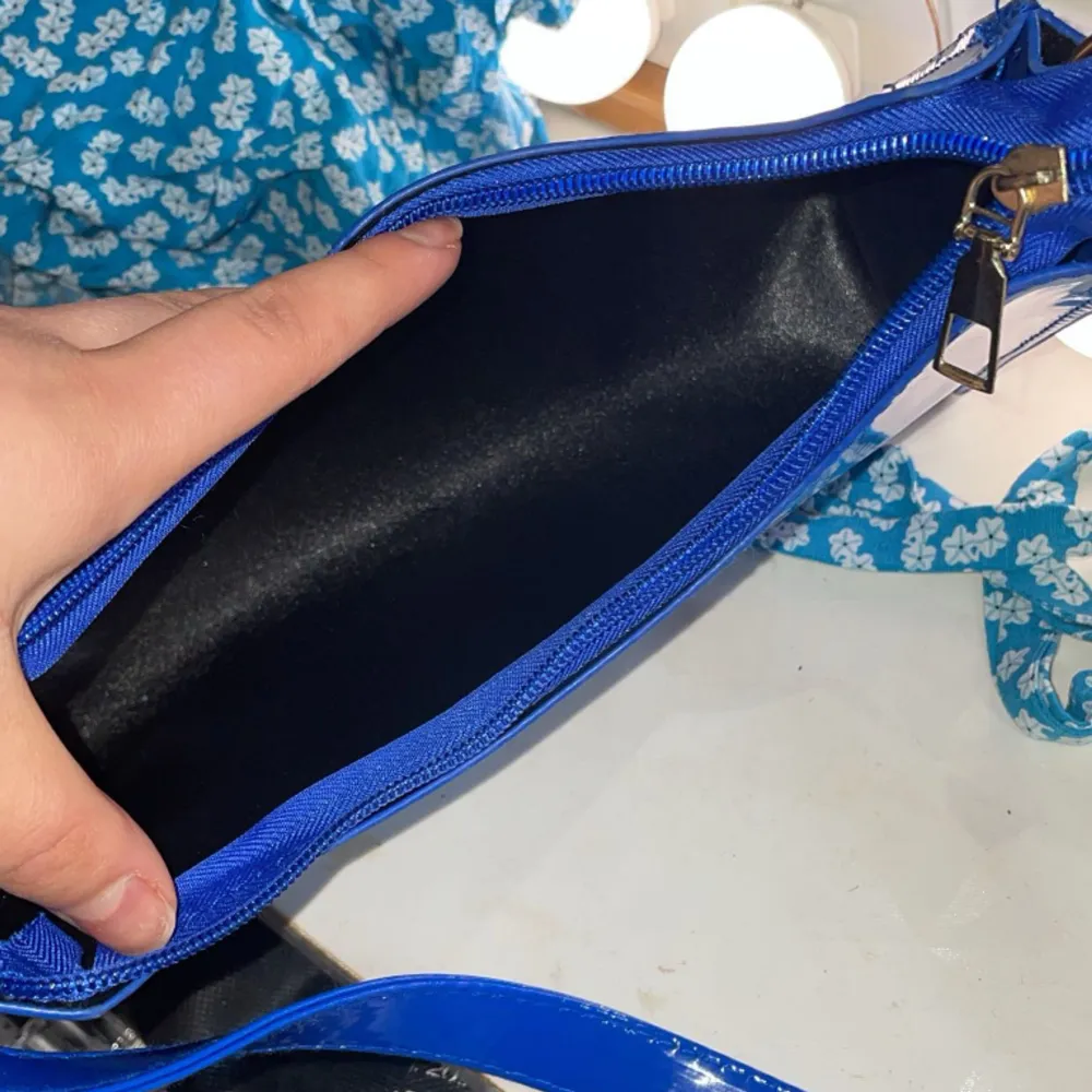 En marinblå handväska som endast är använd 1 gång och får plats med mycket saker.. Väskor.