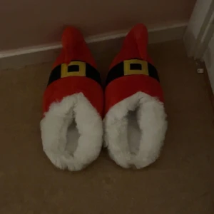 Jul tofflor - Tofflor köpta från dollarstore tror jag, köpta förra julen.