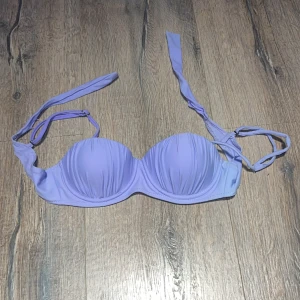 Pastellila bikinitopp - Pastellila push-up bikini i storlek 36. Denna bikinitopp är köpt k Italien och är inte använd alls, så den är i väldigt bra skick, priset var € 15.00 alltså ca 170kr. Pris, bilder, mm diskuteras privat. Köparen står för frakt❤️❤️