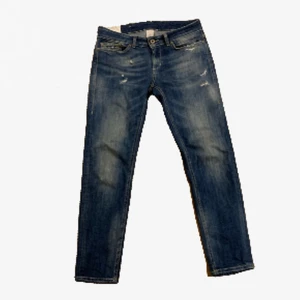 Dondup  - Tjo, vill bli av med mina Dondups ja köpte nyligen begangnat. Tycker själv dom e asfeta men behöver skrapa ihop lite pengar. De är i bra kvalitet och kan användas många fler gånger. De är 29 x 29 i storleken. Dm för mer info. Köparen står för frakt👊🍾