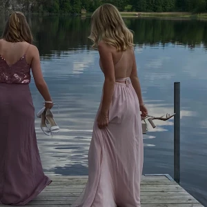 Balklänning  - Jättefin ljusrosa balklänning från ivory field i storlek 34. Köptes för 1900kr och bara använts en gång så den är i princip som ny!🥰