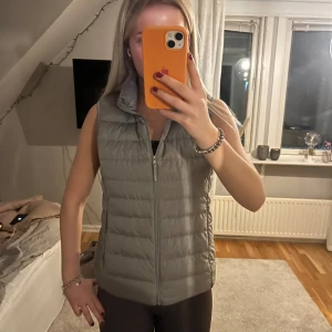 Uniqlo väst - Snygg uniqlo väst! Perfekt nu till våren🩷🩷nästan aldrig använd!
