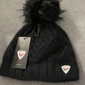 Rossignol mössa  - Oanvänd rossignol mössa med boll , tofs 