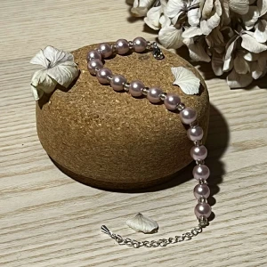 Armband - Rosé  - Detta vackra armband har stora ljusrosa pärlor perfekt till en alla hjärtans dag present. Mellan de stora pärlorna har vi våra ljusa glaspärlor. Detta armband har en kedja i silver.  Namn: Rosé Längd: Hela 23 cm, Pärlor 16 cm