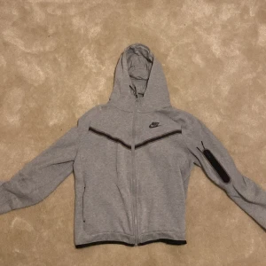 Nike tech - Nike tech. (8/10) pga ett litet hål. (Inte synligt).