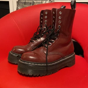 aggy dr Martens  - Unika limited edition dr martens som släpptes för typ 12 år sen. Köpte dessa via Plick för 900 kr och har inte slitit på dem mycket mer än ägaren innan mig, dock är de i använt skick. Är lite trånga på mig som vanligtvis har 37 - 37,5, ibland 38. 