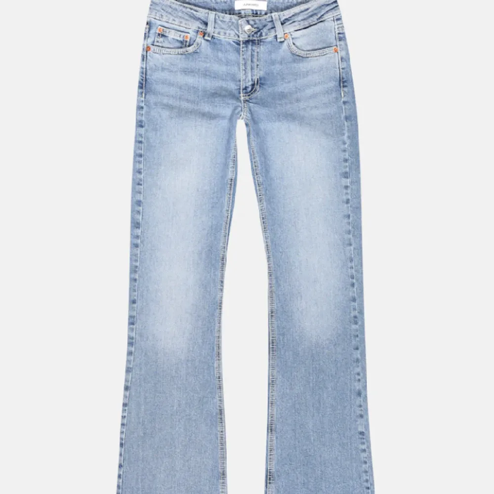 Säljer mina ljusblå lågmidjade bootcut jeans från junkyard. De är i super fint skick då de nästan aldrig kommit till användning. Nypris 600kr❣️. Jeans & Byxor.