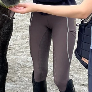 Maya delorez ridbyxor - Jätte fina bruna ridbyxor 💘Fint använt skick, lite slitage, se bilderna 💕nypris 799kr