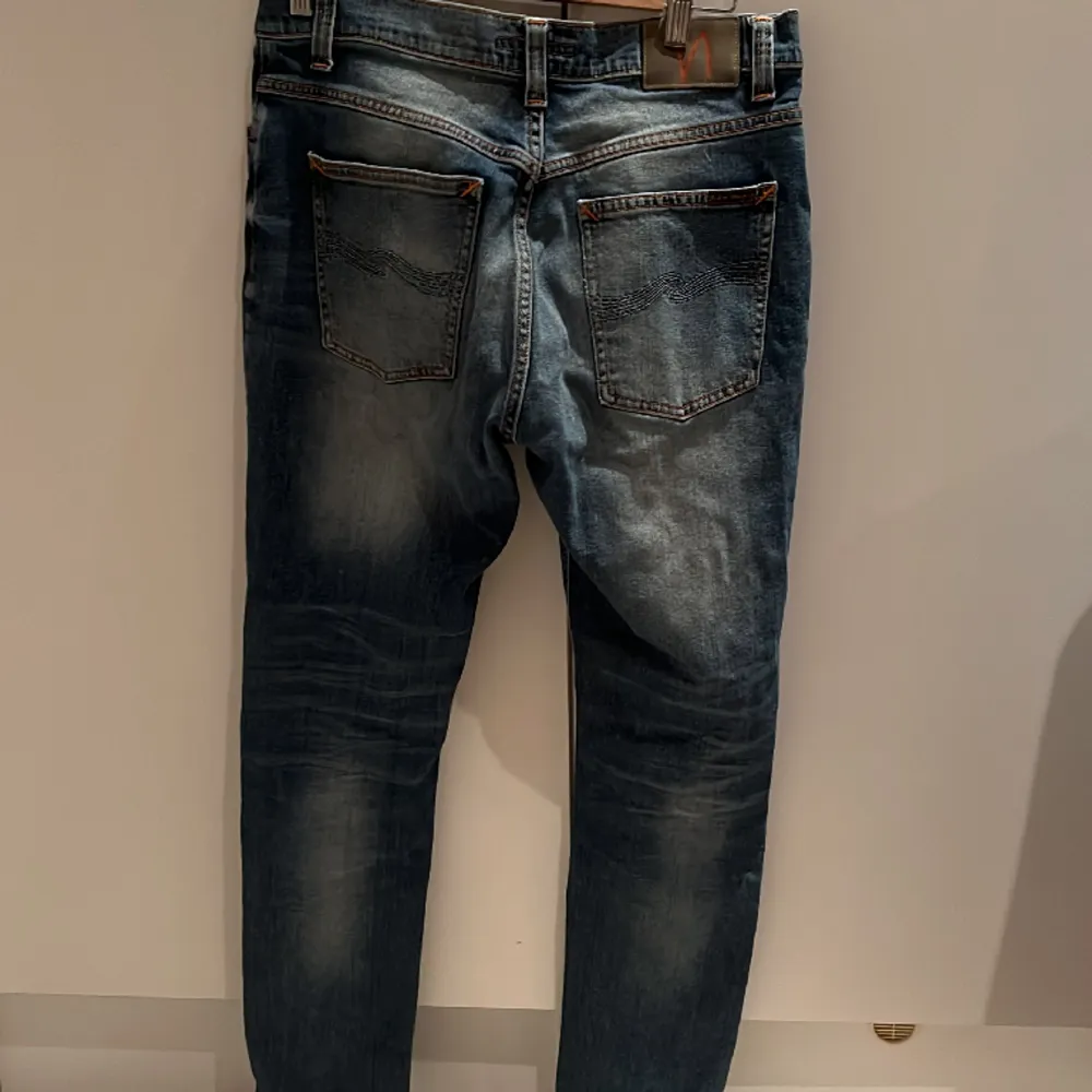 Snygga Nudie jeans i ljusblå färg i väldigt bra skick. Jeansen är använda ett par gånger och har inga defekter. Snygga jeans som passar perfekt till våren/sommaren. Skriv vid funderingar.. Jeans & Byxor.