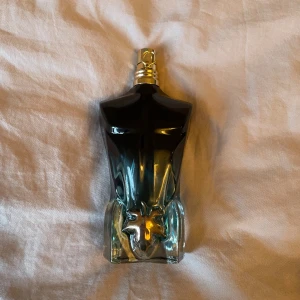Jpg le beau le parfum 75ml - Säljer jpg le beau le parfum. Jag har inte använt så mycket skulle säga att det är ungefär 80-85% kvar i flaskan