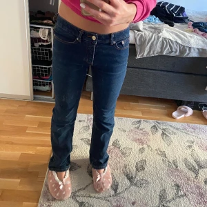 Jeans  - Flare lågmidad jeans i väldigt bra skick med coola fickor💗