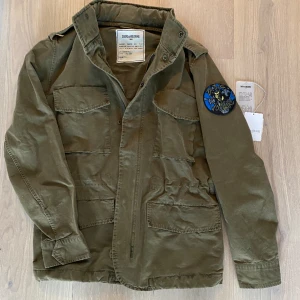 Field jacka (Zadig & Voltaire) - Säljer min sköna field jacka från Zadig som är i princip ny, skick 9,5/10. Kommer med tags och äkthetsbevis (nypris Ca 6000kr) OBS: priset är ej hugget i sten
