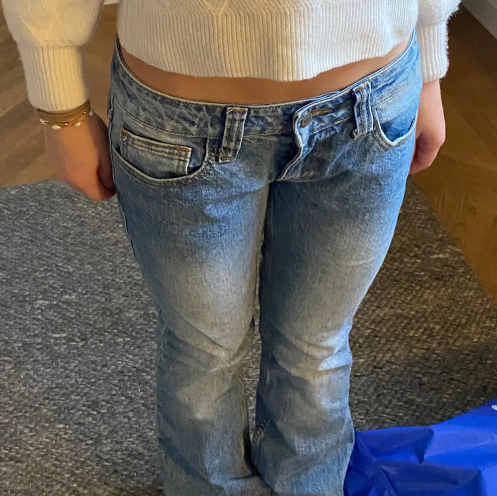 Jättefina Kylie jeans från brandy Melville ! Säljer pga att de tyvärr har blivit försmå, de är i jätte bra skick och inte alls använda mycket💞. Jeans & Byxor.