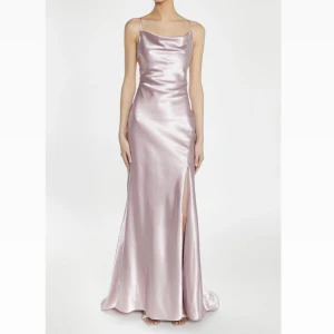 Balklänning - Supefin balklänning från min student 2021 som formar kroppen fint🥰 Bestämde mig för att behålla den men har nu insett att klänningen förmodligen inte kommer komma till användning igen! Köpte den för 1399 kr. Precis som ny🫶🏼Står strl 34 men passar 36!!