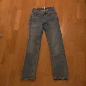 Snygga jeans från weekday i modellen Twig!  Jeansen är straight leg/bootcut. Säljer pga av de inte kommer till användning. Midja rakt över:33cm och innerbenslängd: 73cm🩷 Inga defekter och är i superfint skick. Fråga för fler bilder eller mer mått.