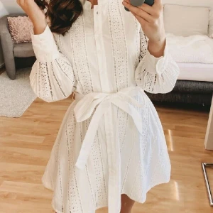 Spetsklänning - Använd ett fåtal gånger så i bra skick. Storlek S. Köp gärna via KÖP NU.