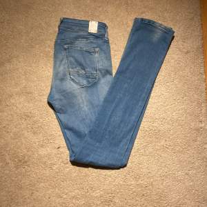 Säljer nu dessa sjukt snygga jeansen från Replay för ett otroligt bra pris. Jeansen är i grymt bra skick. Modellen heter Rose och är i storlek 31/32. Hör gärna av dig vid minsta lilla fundering eller fråga! 😃 