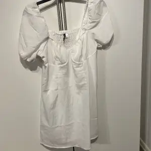 Jättefin vit klänning i bra skick, endast använd en gång. Köpt från hk&m och passar superbra till studenten