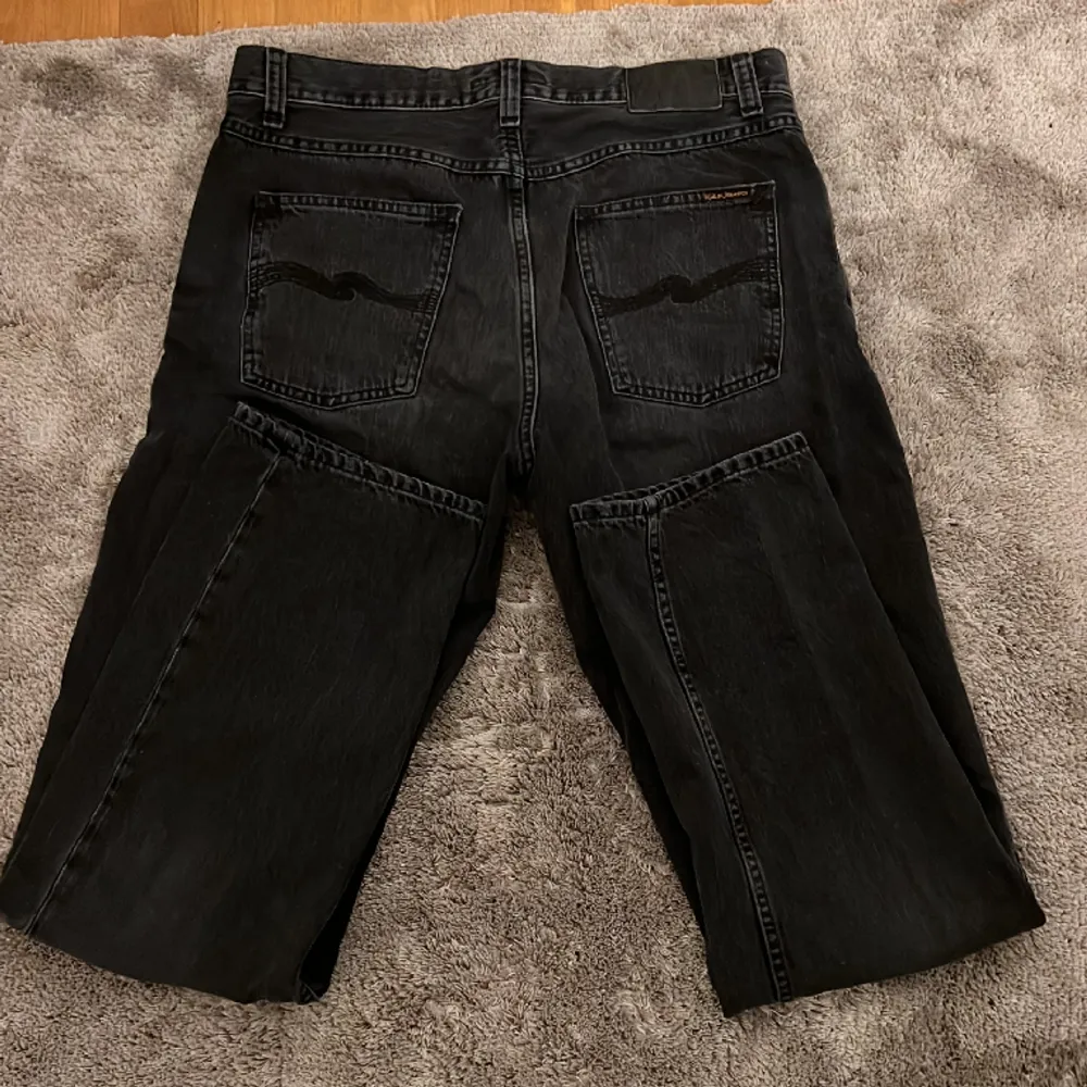 Köp 2 par nudie jeans för bara 1400kr. Går även att köpa ett par för 800kr. Jeansen är i väldigt bra skick och har livsgaranti för lagning av jeansen på nudie jeans affärer. Ena byxan är ljusblå och den andra svart.   Kontakta vid köp av ett par.. Jeans & Byxor.