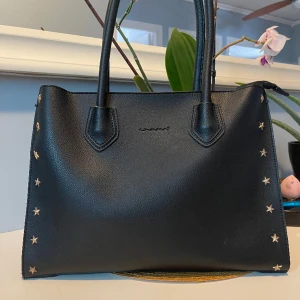 Väska  - Ulrik väska perfekt att ha som skolväska eller shopping.  bredd 35 höjd 25 Sparsamt använd i gott skick. 