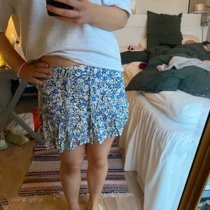 Blommig kjol - Superfin med inbyggda shorts 
