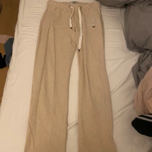 Lexington mjukis byxor  - Nu säljer jag mina mjukisbyxor från Lexington! Stl L men passar mig som har S dem är bara något stora! Säljs pga används inte längre! Mycket fint skick!  Priset kan diskuteras vid en snabb och enkel affär!  Hör av dig om du vill veta mer! 💕