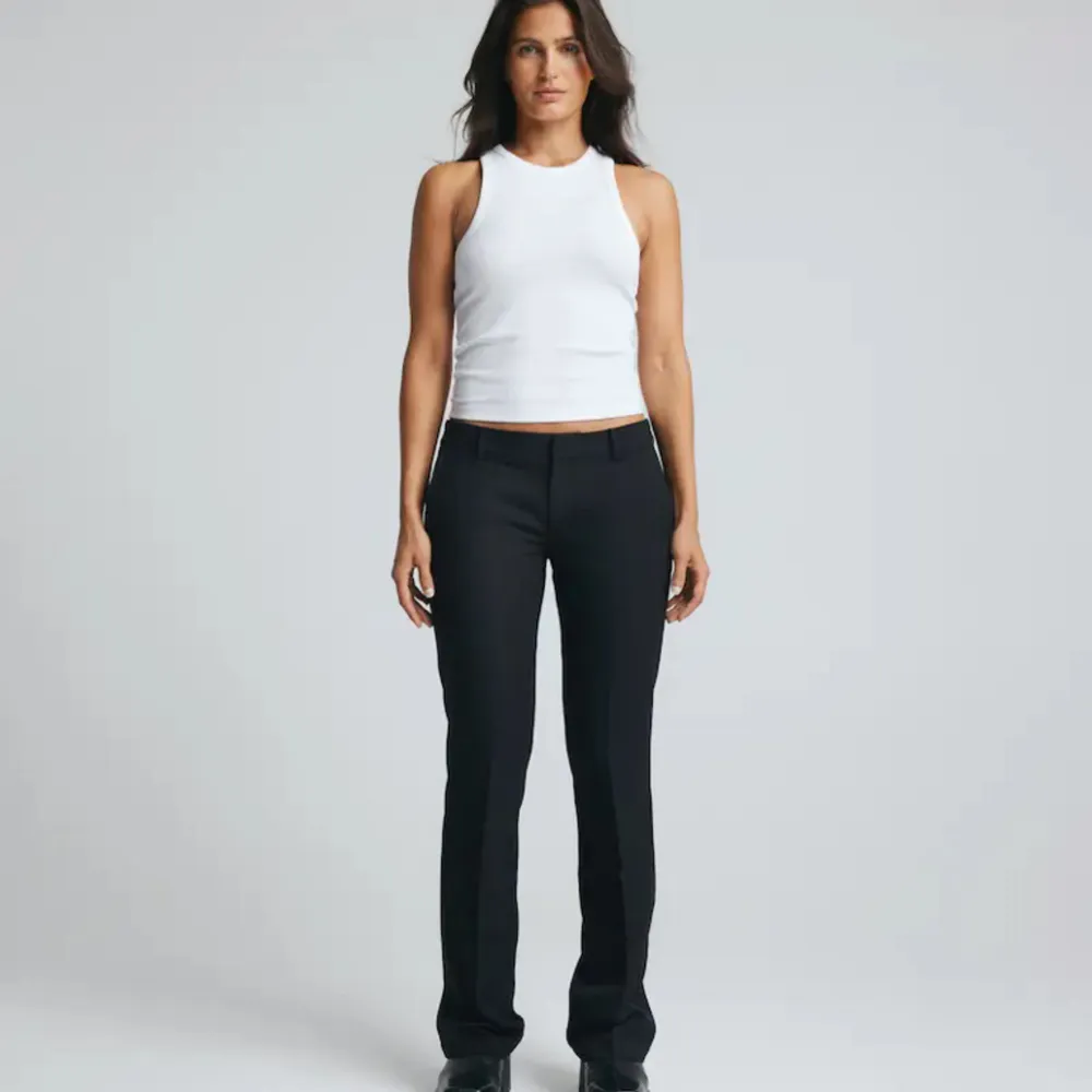 Low waist kostymbyxor från bik bok i modellen Vera💕 är splittade längst ner men går lätt att sy ihop om man vill det💖 jättefint skick och inga defekter . Jeans & Byxor.