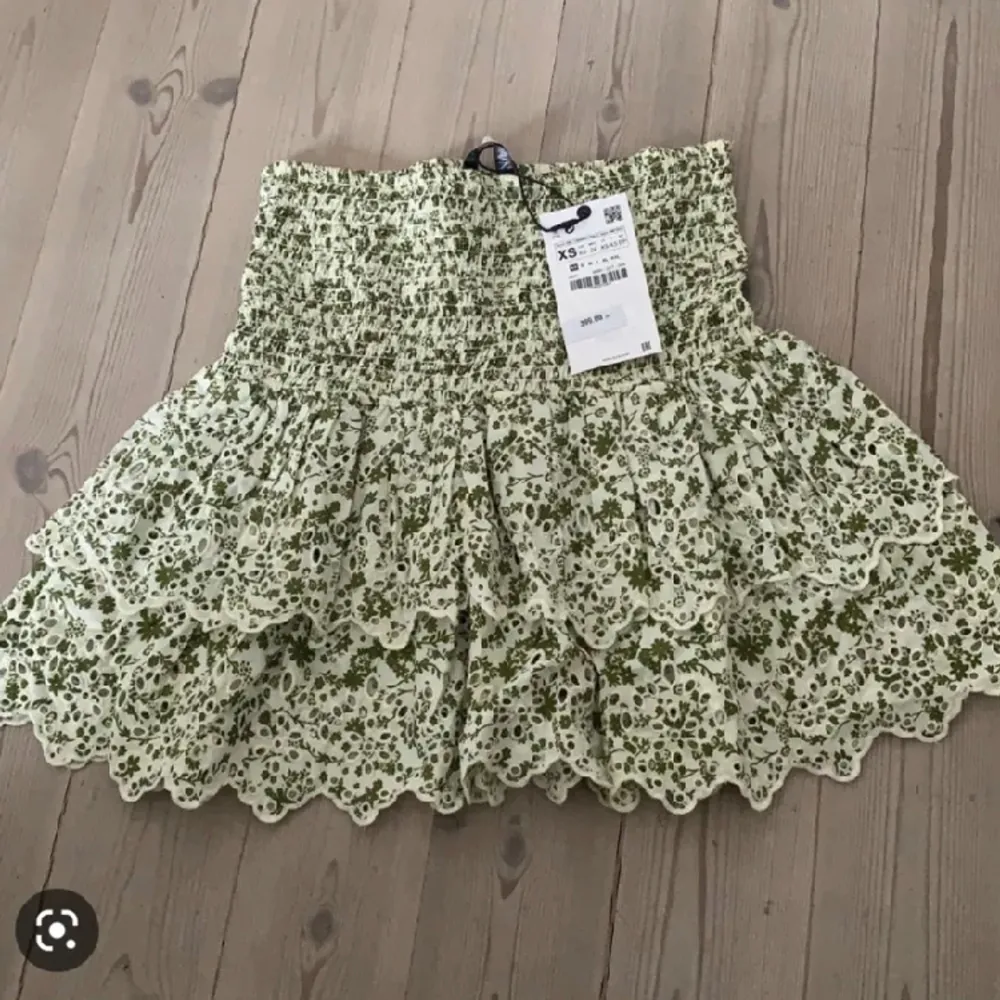 såå söt kjol från sara som inte längre säljs. den är storlek L men är liten i storleken och går även att vika ner i kanten, använd typ 3 gånger💘 inte min bild!. Kjolar.