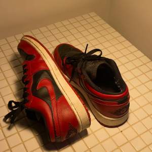 Röda och svarta låga Air Jordans, använt skick men fortfarande fina! Storlek 40.5
