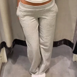 Grå mjukisbyxor  - Så snygga mjukisbyxor från bikbok. Säljer då de är för stora för mig.