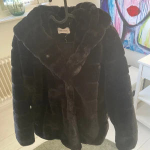 Pälsjacka - Säljer denna jättefina fake pälsjackan! Knappt använd, storlek S