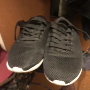 Nya svarta skor st 38 - jätte dina skor använda en gång på idrott och aldrig mer köptes för 200kr 