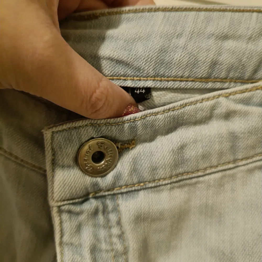 Säljer dessa ljusblåa shorts i jeans. Storlek 44. Tror att man kan använda dem om man har storlek 42 också. . Shorts.