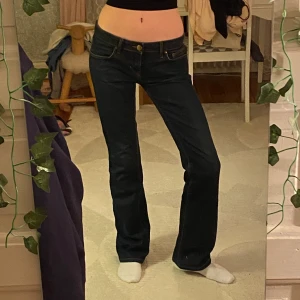 lågmidjade bootcut jeans  - assnygga bootcut jeans med rhinestones på lappen gammal zara modell