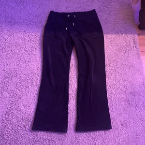 Juicy byxer 13-14 år - Dom här byxorna är igentligen 14-15år men skulle säga 13/14 år för jag har syt in dom k benen och i längden dom passar mig som är 154cm lång tryck ej på köp kontakta mig inan skriv också om ni vill ha fler bilder  men tryck ej på köp!!