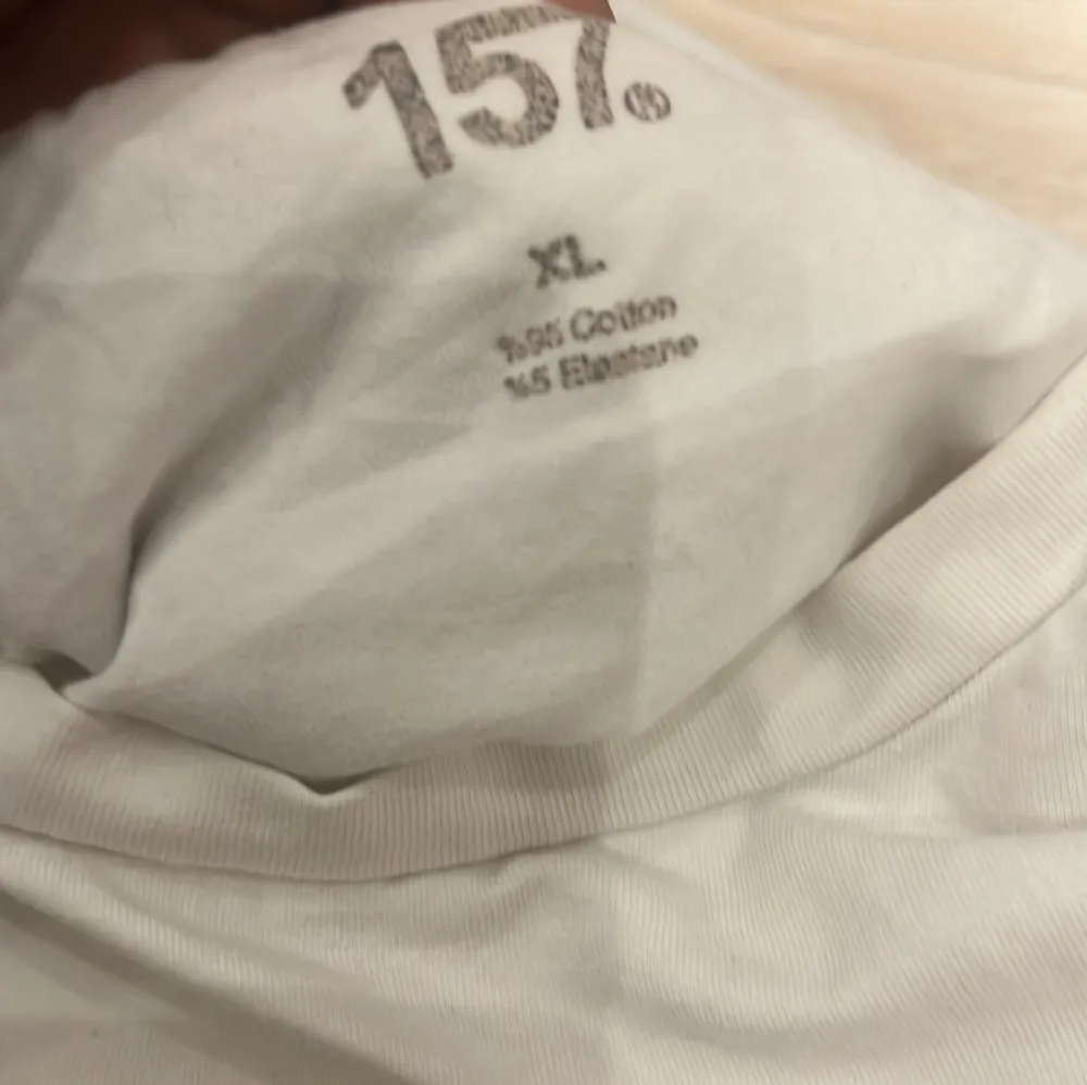 Jätte fin helt vit tröja. Använt typ 3 gngr inga skador helt som ny!🩷 Den har krympt lite så nu är den i typ storlek S.. T-shirts.