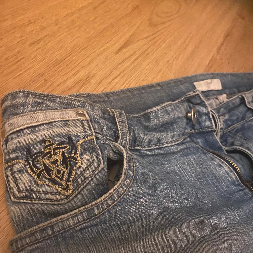 Vet inte märket. tycker de e lite för korta för mig (170) men sitter bra i midjan. jävligt coola märken på fickorna.. Jeans & Byxor.