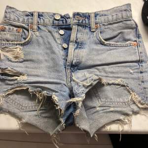 Jeans shorts från Zara som jag säljer pga att jag vuxit ur dom. Hålen och slitningarna är dom köpta med. Dom är köpta från Zara.  Köpta för 300, nypris 80