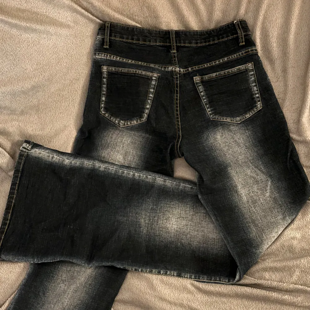 Skitsnygga, unika och mina absoluta favoritjeans😩😩😩34cm midja tvärs över och 80cm innerben💕Dom är lågmidjade!. Jeans & Byxor.