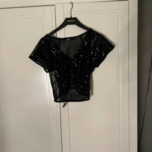 Fest top  - Top med paljetter, stl 34/xs  Från only 