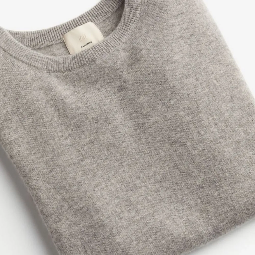 Säljer denna cashmere tröja ifrån hm nypris 1000kr 🤍 skriv för egna bilder💖. Stickat.