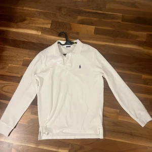 Polo Ralph Lauren långärmad piké  - Säljer min långärmade pikétröja från polo. Fick den i julklapp men passar tyvärr inte mig. Storlek L men sitter mer vid M hållet. Priset kan diskuteras.