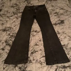 Mörkgråa bootcut jeans från Gina använda flertal gånger så lite slit i byxkanten längst ner pga för långa och lite slit på fickorna dm för fler bilder säljer pga för små 